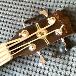 Ukulele bajo de caja de cigarros