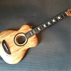 Guitarra eléctrica de olivo