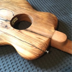 Guitarra eléctrica de olivo