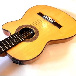 Guitarra clásica de cuerpo sólido