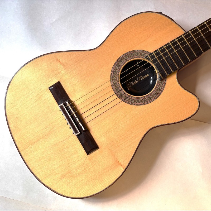 Guitarra clásica de cuerpo sólido