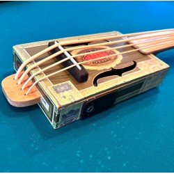 Ukulele bajo de caja de cigarros
