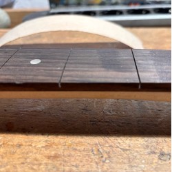 Conversión de mástil de bajo a fretless